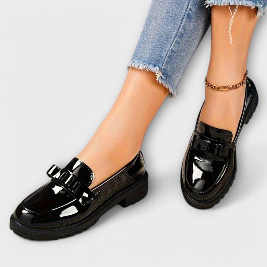 Mocassins en cuir verni noir pour femmes avec nœud