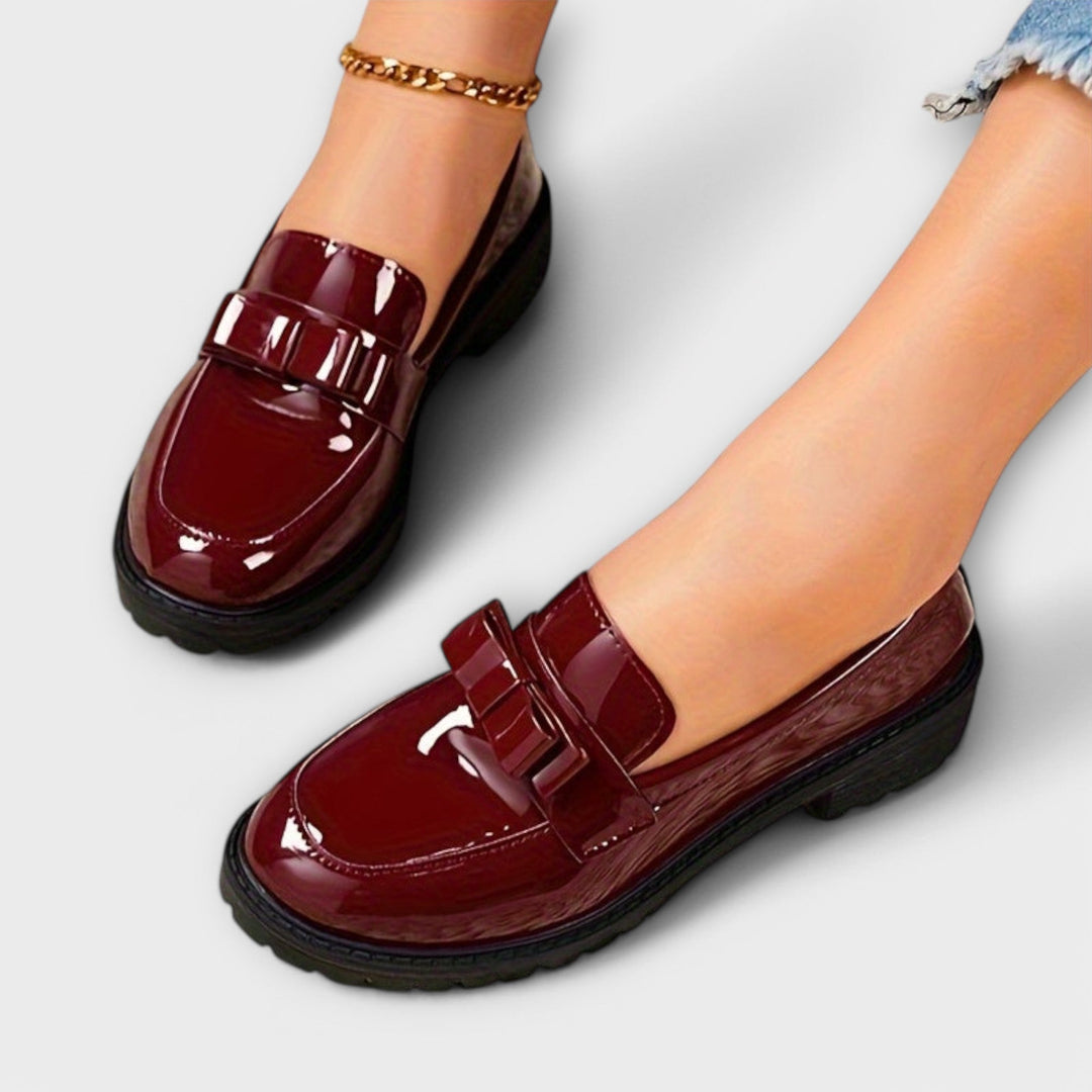 Mocassins en cuir verni noir pour femmes avec nœud