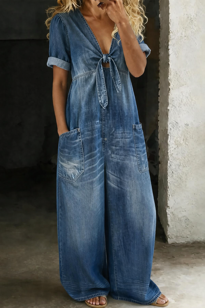 Pascale™ | Combinaison en jean à manches courtes avec décolleté en V et ceinture