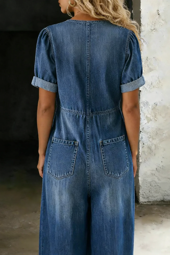 Pascale™ | Combinaison en jean à manches courtes avec décolleté en V et ceinture