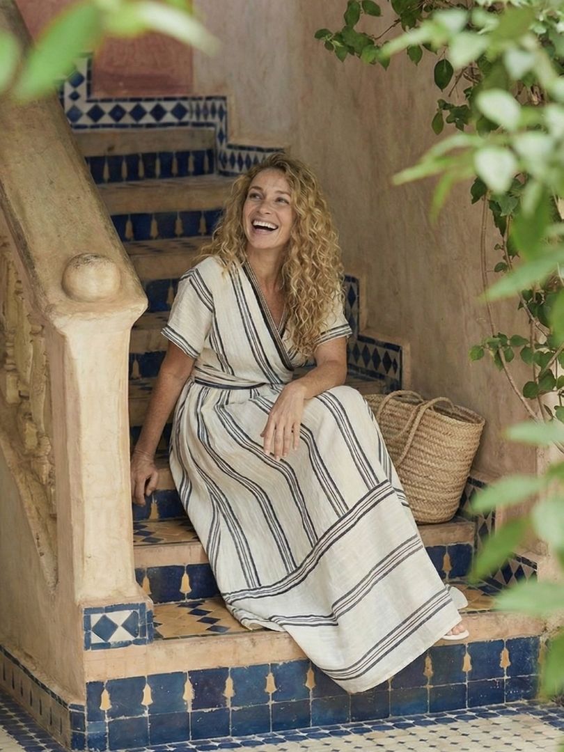 Solene | Robe midi à manches courtes et décolleté en V