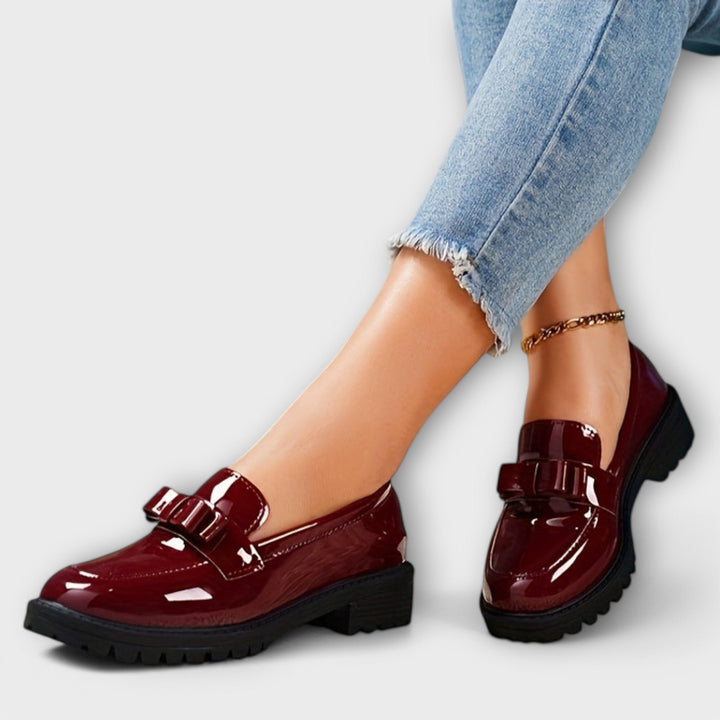 Mocassins en cuir verni noir pour femmes avec nœud