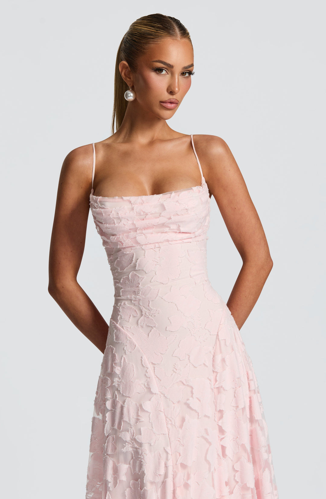 Simone | Robe maxi avec décolleté cascade