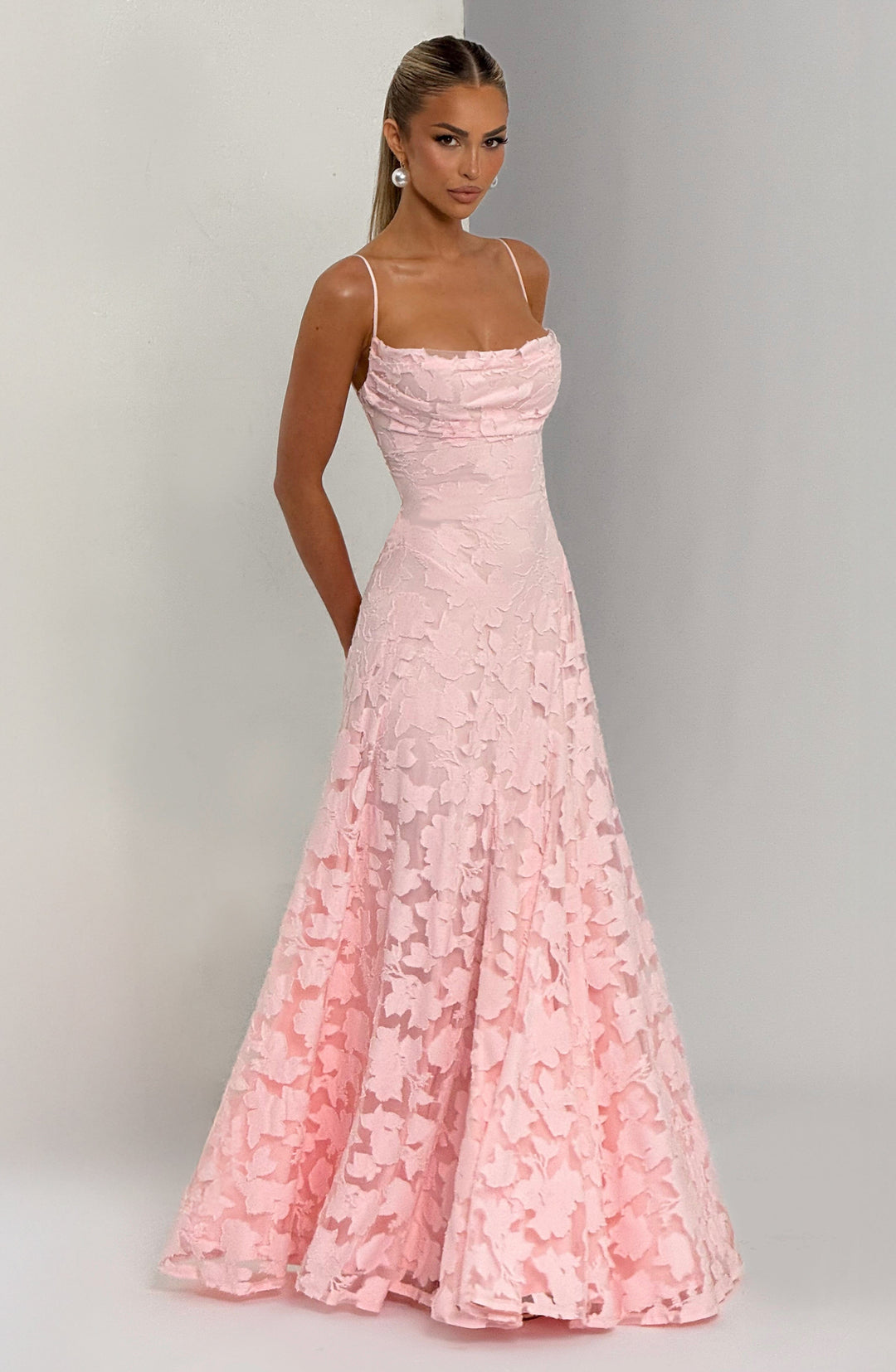 Simone | Robe maxi avec décolleté cascade